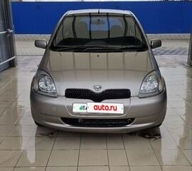2001 Toyota Vitz I (P10), белый, 395000 рублей, вид 2