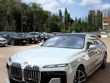 2026 BMW 7 серии 740d xDrive VII (G70), серый, 15490000 рублей, вид 4