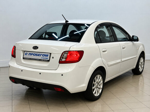 2011 Kia Rio II Рестайлинг, белый - вид 3