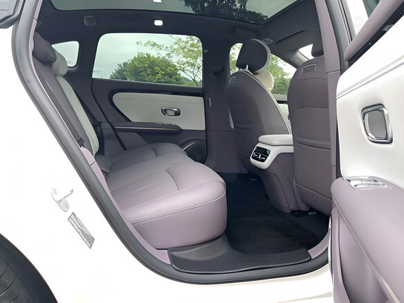2026 Changan Qiyuan A06 28.39 kWh, серебристый, 2900843 рублей - вид 12