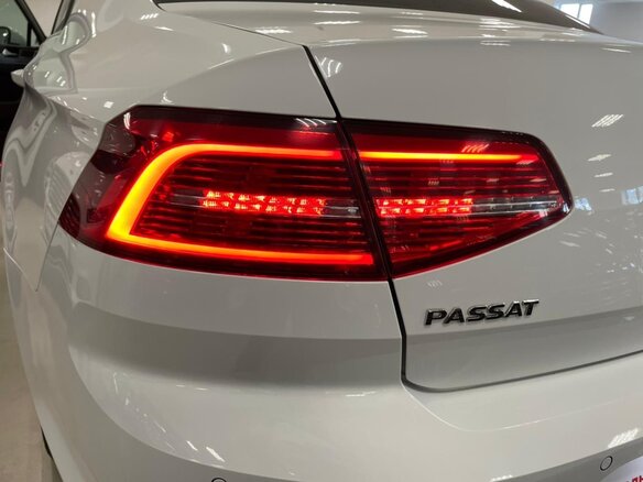2017 Volkswagen Passat B8, белый, 2200000 рублей - вид 15