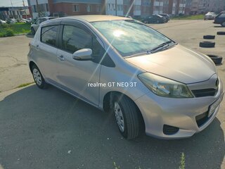 2014 Toyota Vitz III (XP130), серебристый, 810000 рублей, вид 3