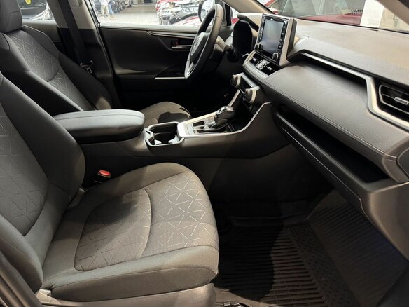 2021 Toyota RAV4 V (XA50), чёрный, 3188000 рублей - вид 25