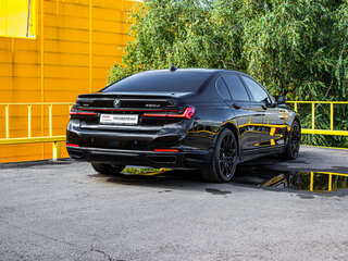 2021 BMW 7 серии 730d xDrive VI (G11/G12) Рестайлинг, чёрный, 7700000 рублей, вид 4