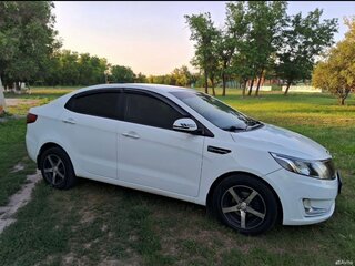 2013 Kia Rio 5-speed III, белый, 990000 рублей, вид 1