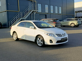 2010 Toyota Corolla X (E140, E150) Рестайлинг, белый, 1000000 рублей, вид 3