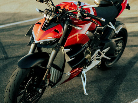 2022 Ducati Streetfighter V4, красный, 2120000 рублей, вид 1