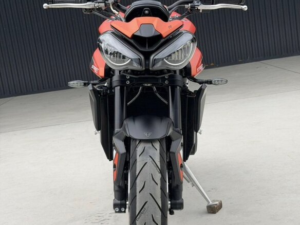 2025 Triumph Street Triple, оранжевый, 1230000 рублей - вид 8