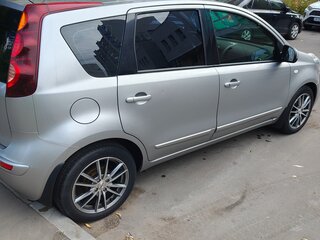 2013 Nissan Note I Рестайлинг, серебристый, 900000 рублей, вид 5