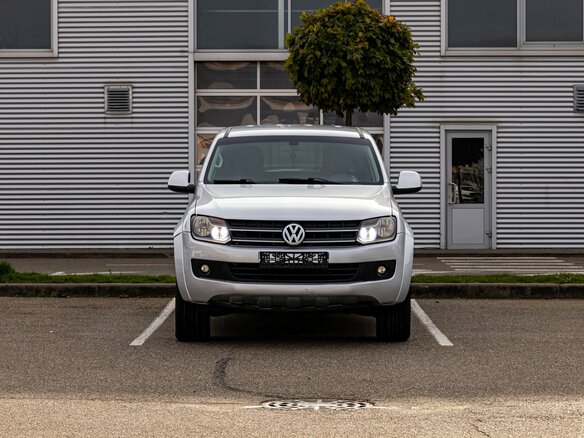 2012 Volkswagen Amarok I, серебристый, 1695000 рублей - вид 1