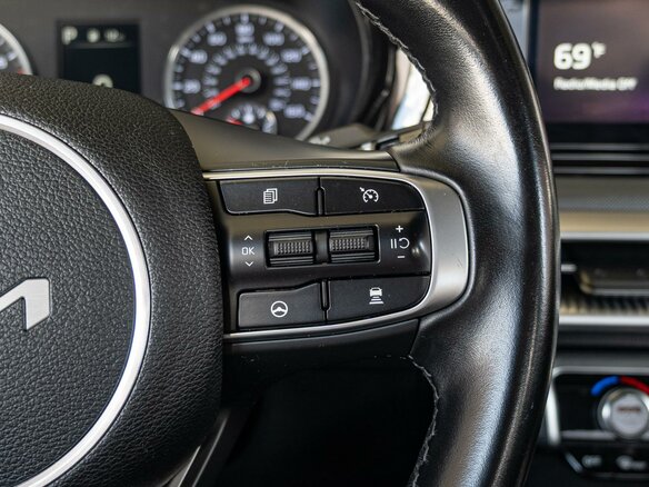 2021 Kia K5 III, красный, 2330000 рублей - вид 18