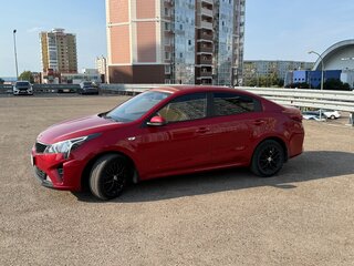 2021 Kia Rio IV Рестайлинг, красный, 1670000 рублей, вид 4