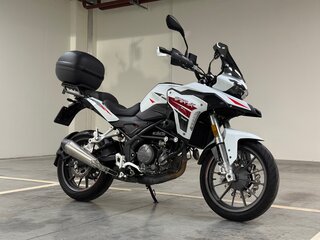 2023 Benelli TRK 251, белый, 299990 рублей, вид 2