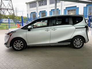 2018 Toyota Sienta II Рестайлинг, серебристый, 1459000 рублей, вид 2