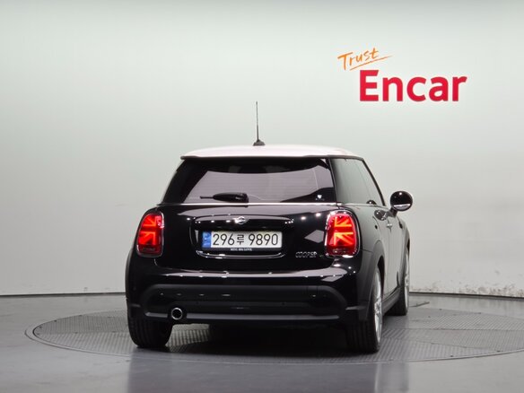 2022 Mini Hatch Cooper III (F55/F56) Рестайлинг 2, чёрный, 1726000 рублей - вид 2