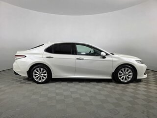 2018 Toyota Camry VIII (XV70), белый, 2450000 рублей, вид 4