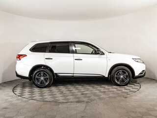 2020 Mitsubishi Outlander III Рестайлинг 3, белый, 1699000 рублей, вид 4