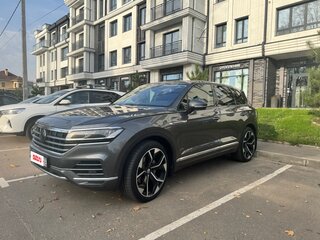 2019 Volkswagen Touareg III, серый, 4400000 рублей, вид 4