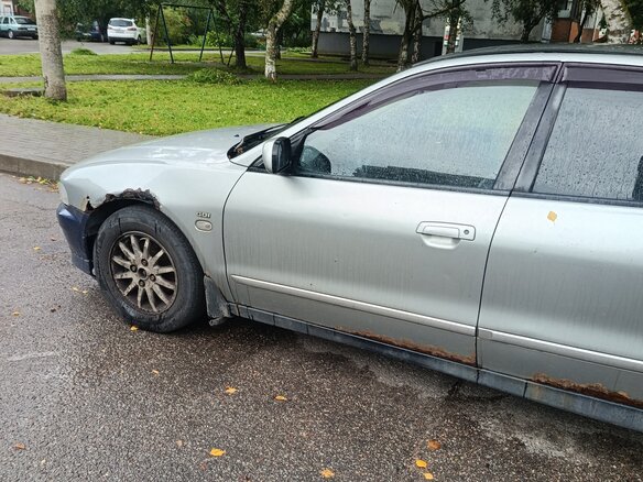 2002 Mitsubishi Galant VIII Рестайлинг, серебристый, 150000 рублей - вид 3