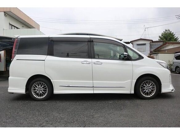 2021 Toyota Noah III (R80) Рестайлинг, белый, 2050000 рублей - вид 3