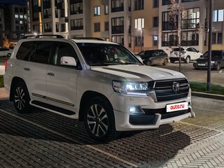 2019 Toyota Land Cruiser 200 Series Рестайлинг 2, белый, 5500000 рублей, вид 3