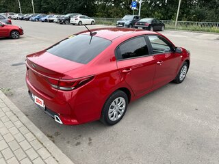 2021 Kia Rio IV Рестайлинг, красный, 1640000 рублей, вид 4