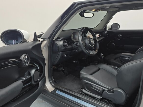 2022 Mini Hatch Cooper III (F55/F56) Рестайлинг 2, серый, 1927000 рублей - вид 6