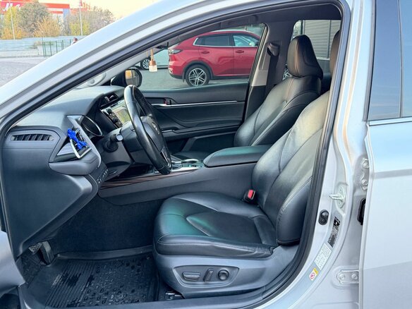 2018 Toyota Camry VIII (XV70), серебристый, 2499000 рублей - вид 23