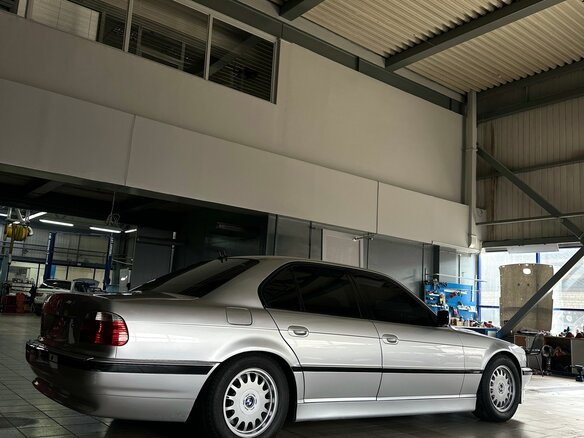 1999 BMW 7 серии 735i III (E38) Рестайлинг, серебристый, 1400000 рублей - вид 16