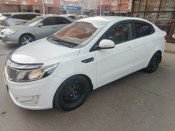 2014 Kia Rio 4-speed III, белый, 780000 рублей