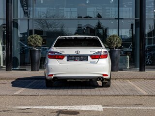2017 Toyota Camry VII (XV50) Рестайлинг, белый, 1815000 рублей, вид 5