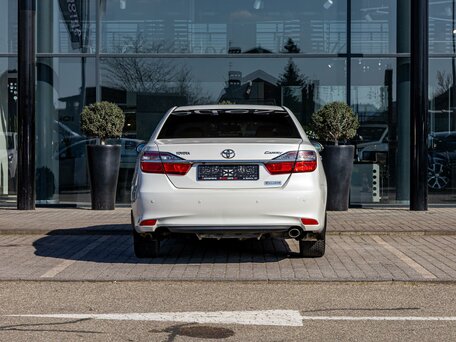 2017 Toyota Camry VII (XV50) Рестайлинг, белый, 1815000 рублей, вид 5