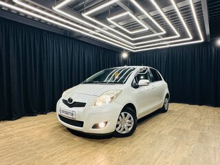 2009 Toyota Vitz II (XP90), белый, 679000 рублей, вид 1