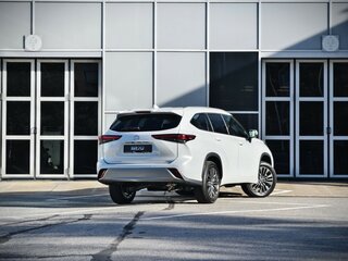 2026 Toyota Highlander IV (XU70), белый, 6090000 рублей, вид 3