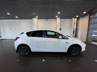 2010 Opel Astra J, белый, 395000 рублей, вид 2