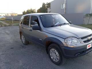 2013 Chevrolet Niva I Рестайлинг, серебристый, 450000 рублей, вид 2