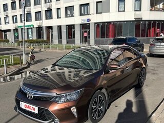 2017 Toyota Camry VII (XV50) Рестайлинг 2, коричневый, 2040000 рублей, вид 1