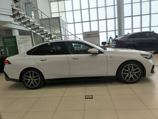 2024 BMW 5 серии 523d xDrive VIII (G60/G61/G68), белый, 7700000 рублей, вид 4