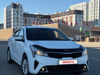 2021 Kia Rio IV Рестайлинг, белый, 1690000 рублей, вид 1