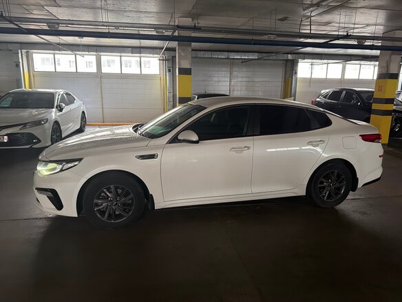 2019 Kia Optima IV Рестайлинг, белый, 1690000 рублей - вид 3