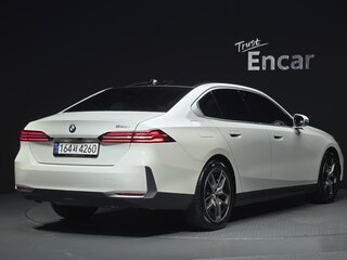 2024 BMW 5 серии 520i VIII (G60/G61/G68), белый, 5983000 рублей, вид 3
