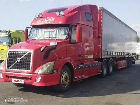 2003 Volvo VNL, красный, 4000000 рублей, вид 1