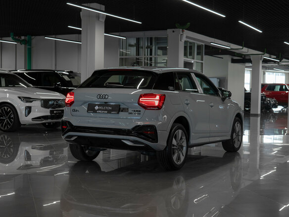 2025 Audi Q2 35 TFSI I Рестайлинг, серый - вид 4