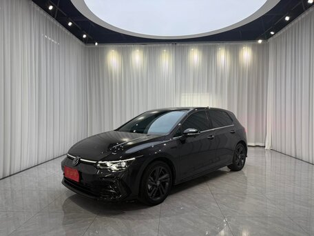 2023 Volkswagen Golf VIII, чёрный, 1650000 рублей, вид 1