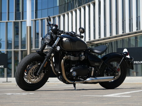 2021 Triumph Bonneville Bobber, чёрный, 1350853 рублей, вид 3