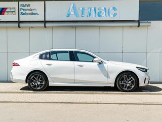 2024 BMW 5 серии Long 530Li xDrive VIII (G60/G61/G68), белый, 7990000 рублей, вид 5