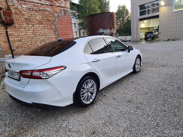 2018 Toyota Camry VIII (XV70), белый, 2950000 рублей - вид 2