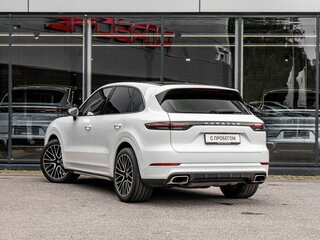2020 Porsche Cayenne III, белый, 5927000 рублей, вид 3