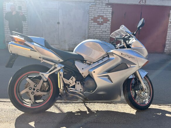 2005 Honda VFR 800, серебристый, 450000 рублей - вид 5