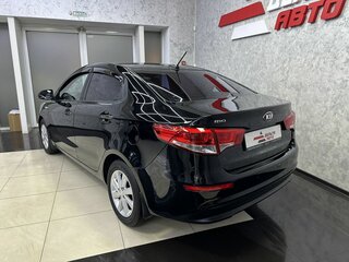 2017 Kia Rio III Рестайлинг, чёрный, 1345000 рублей, вид 3